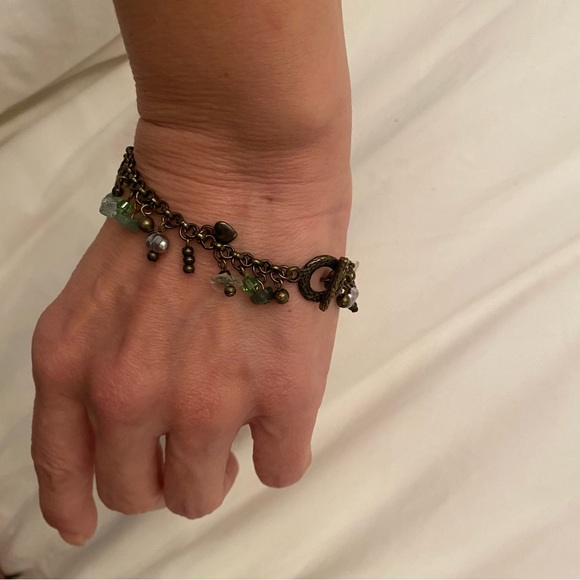 Bracelet with different shades of green stones with toggle clasp - Picture 5 of 5